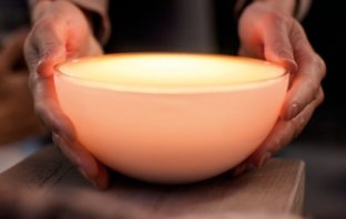 Bundle: Philips Hue Go Bluetooth mit 500 Lumen & Smart Button für 69,99€