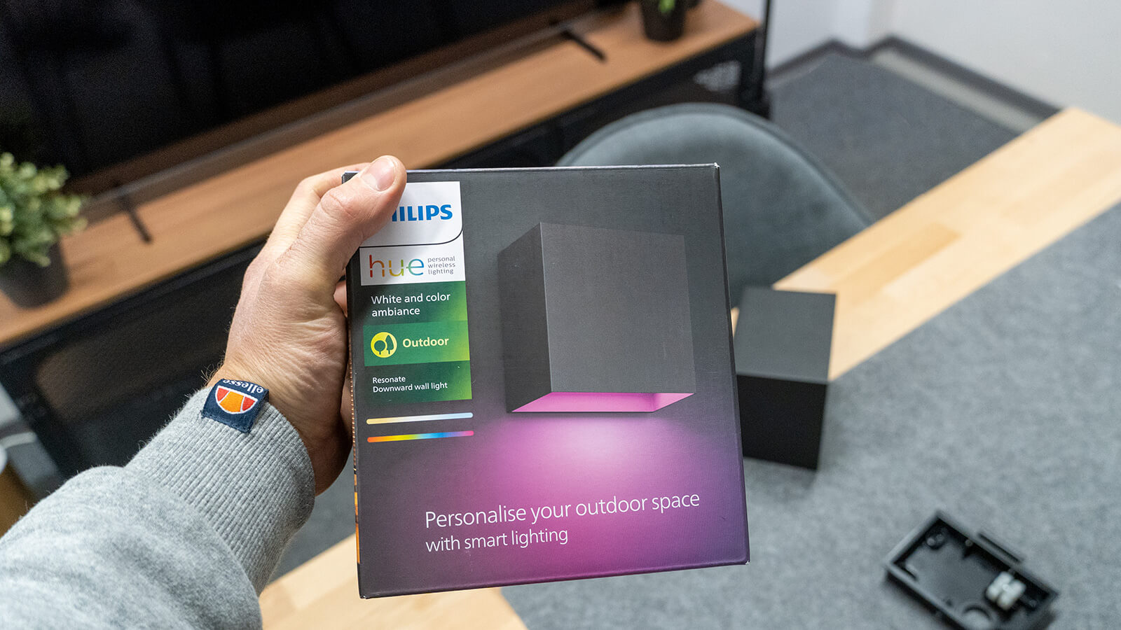 More details about the Philips Hue Resonate Downwards 