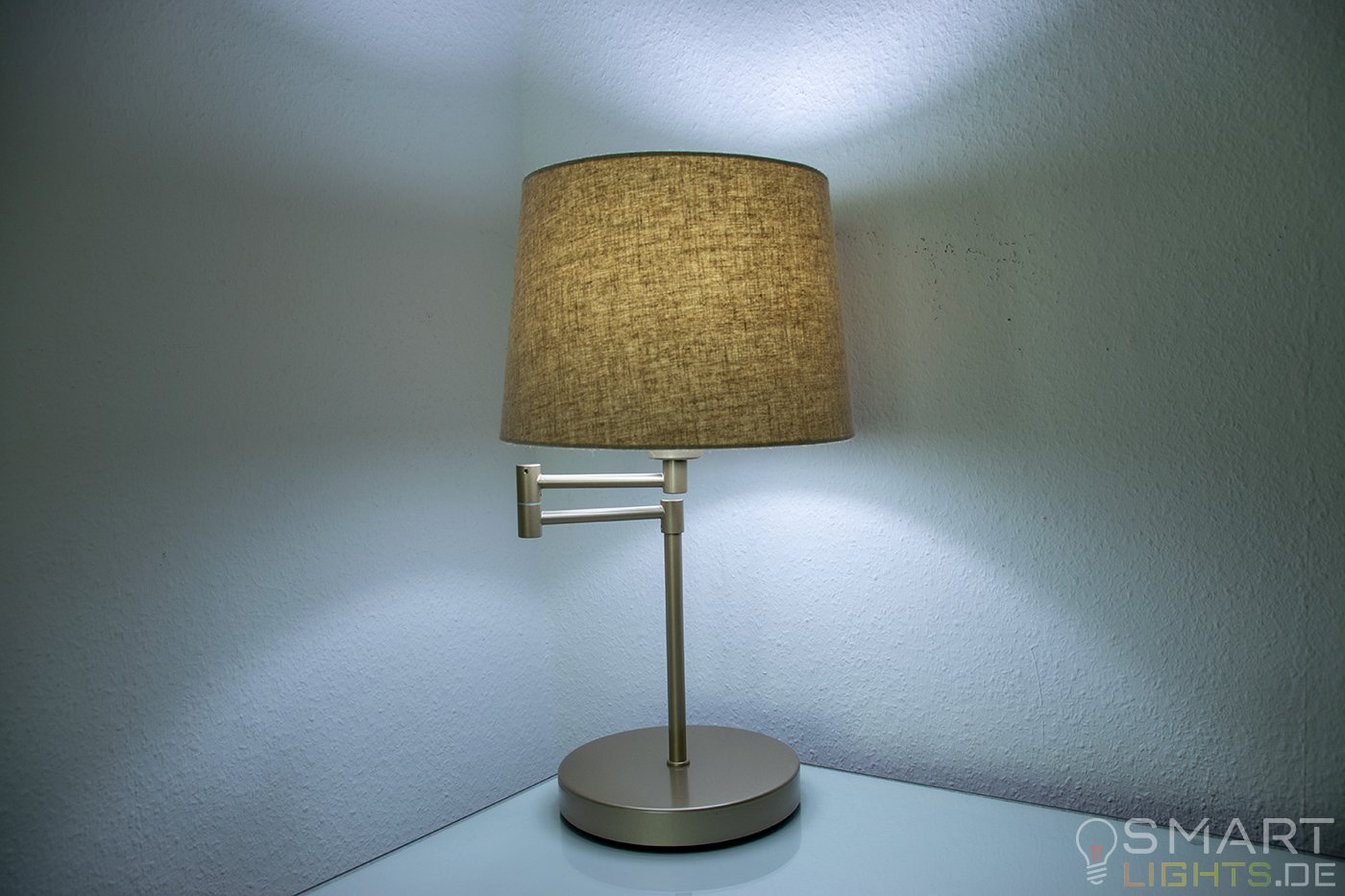 LIFX Mini Day & Dusk E27 Lampe in einer Tischlampe leuchtet in kaltweiß