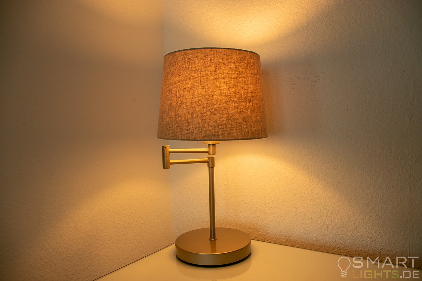 LIFX Mini Day & Dusk E27 Lampe in einer Tischlampe leuchtet in warmweiß (gelblich)