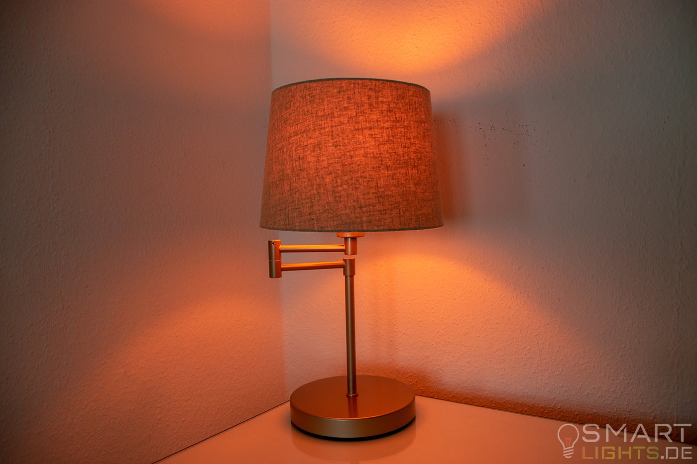 LIFX Mini Day & Dusk E27 Lampe in einer Tischlampe leuchtet in warmweiß (rötlich)