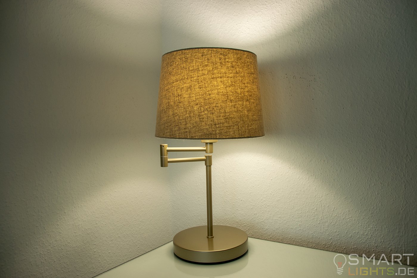 LIFX Mini Day & Dusk E27 Lampe in einer Tischlampe leuchtet in weiß (grünlich)