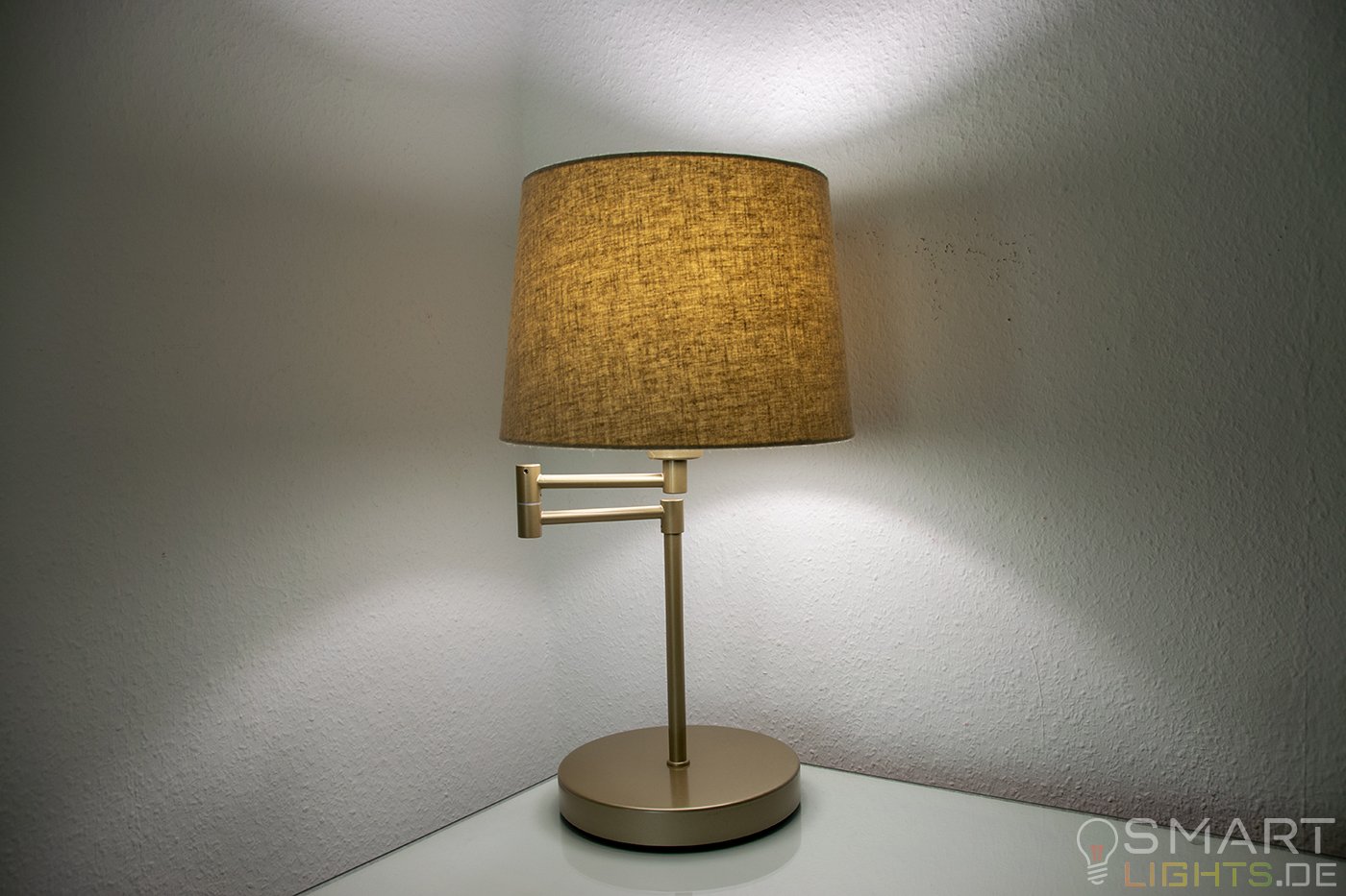 LIFX Mini Day & Dusk E27 Lampe in einer Tischlampe leuchtet in weiß