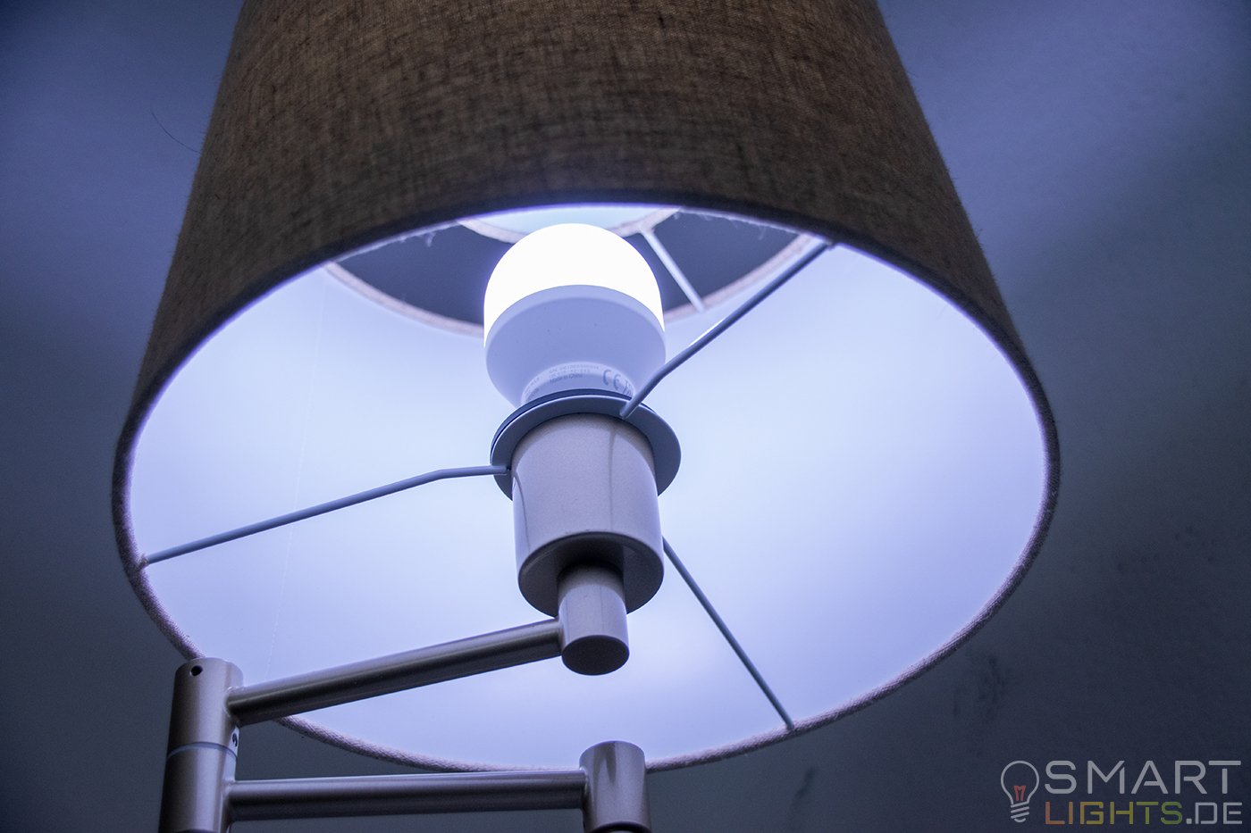 LIFX Mini Day & Dusk E27 smarte WLAN LED-Lampe L3A19MTW08E27 leuchtet in kaltweiß (grünlich)