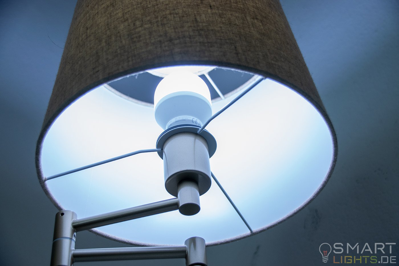 LIFX Mini Day & Dusk E27 smarte WLAN LED-Lampe L3A19MTW08E27 leuchtet in kaltweiß