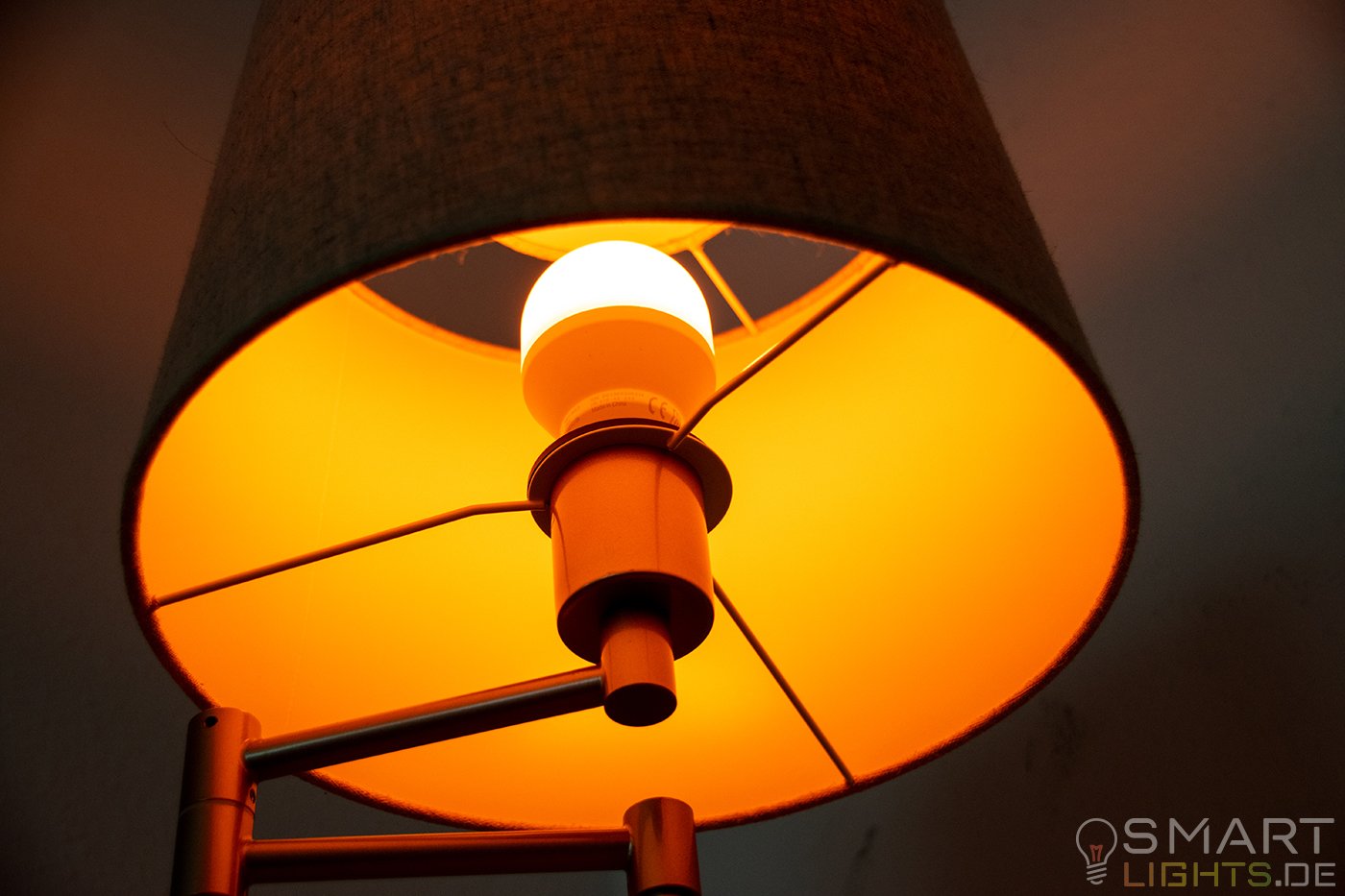 LIFX Mini Day & Dusk E27 smarte WLAN LED-Lampe L3A19MTW08E27 leuchtet in warmweiß