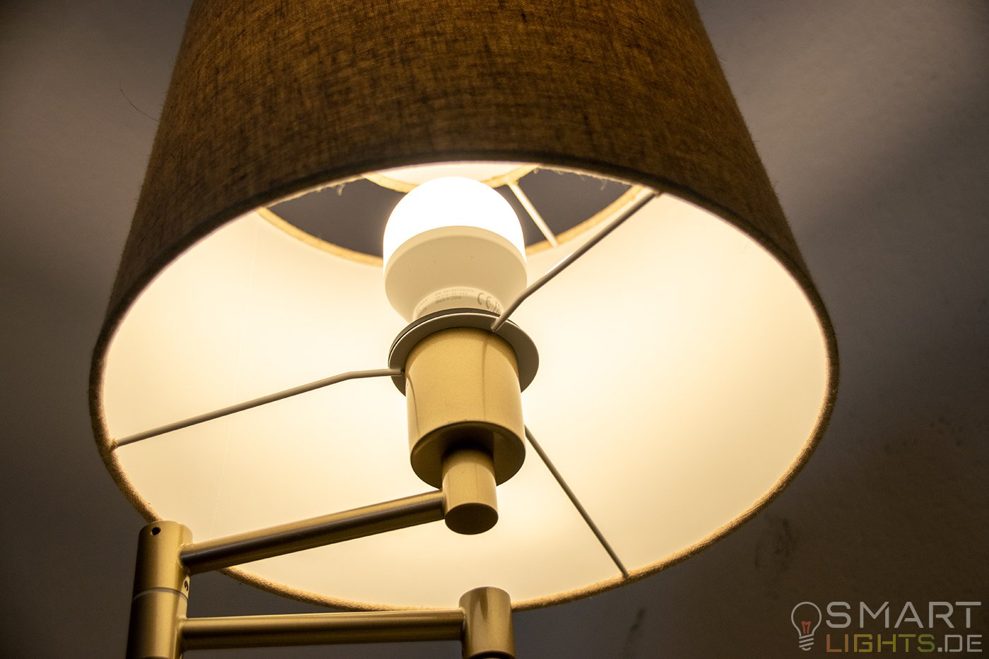 LIFX Mini Day & Dusk E27 smarte WLAN LED-Lampe L3A19MTW08E27 leuchtet in weiß (grünlich)