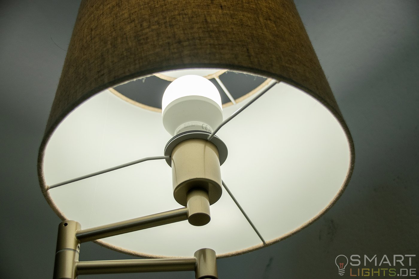 LIFX Mini Day & Dusk E27 smarte WLAN LED-Lampe L3A19MTW08E27 leuchtet in weiß