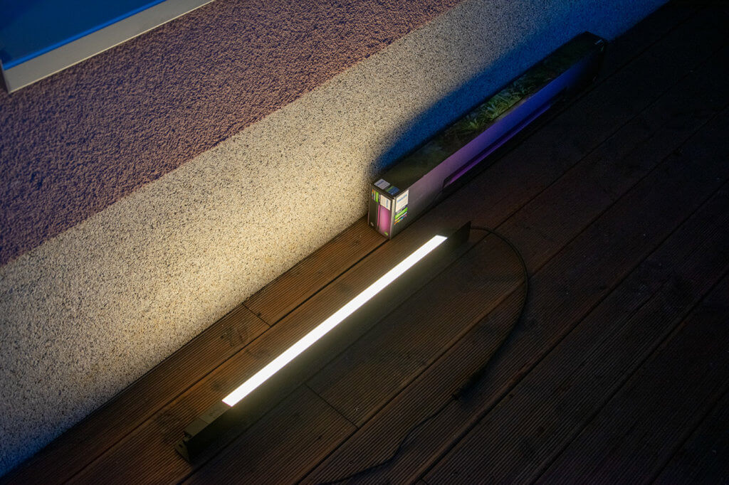 Im Video: Philips Hue Amarant Wandfluter draußen angeschaut