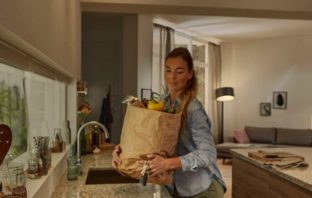 Kleben statt Bohren: Mit Tesa PowerStrips den Philips Hue Bewegungsmelder auch an schwierigen Stellen montieren