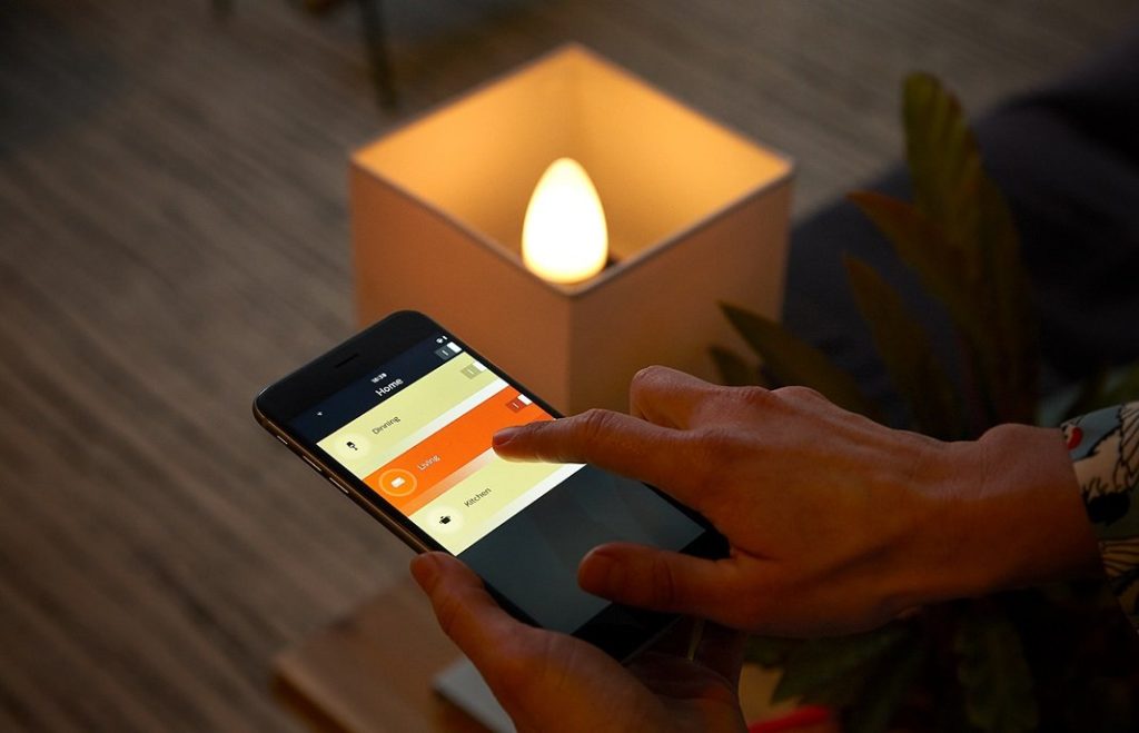 Philips Hue im Angebot: Drei bunte E14 White and Color Lampen für 89€