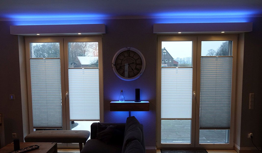 https://www.smartlights.de/wp-content/uploads/Philips-Hue-Lightstrip-Plus-%C3%BCber-Terrassent%C3%BCr.jpg