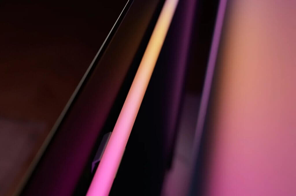 Hue OmniGlow und Flux: Lightstrips jetzt für Hue Sync am Fernseher nutzbar