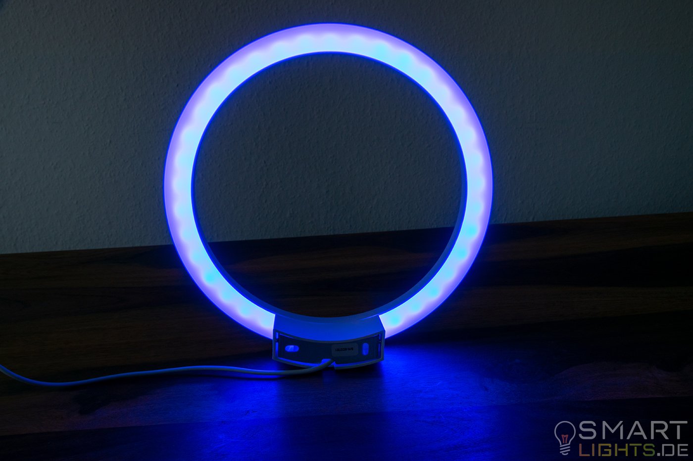 Philips Hue White and Color Ambiance Sana LED Wandleuchte 4090131P7 leuchtet in Blau